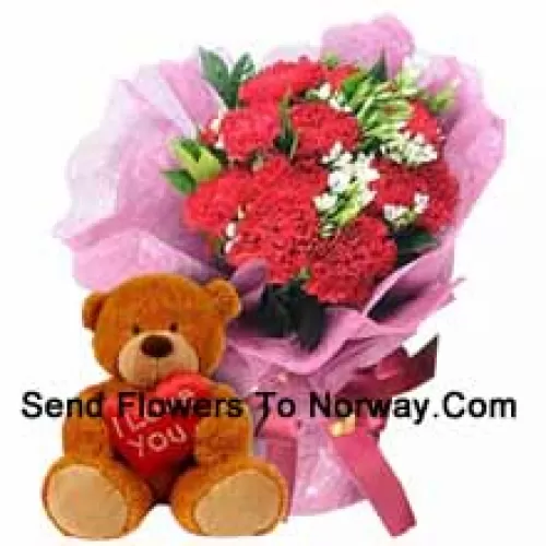 Bouquet de 11 oeillets rouges avec des remplisseurs saisonniers accompagnés d'un mignon ours en peluche brun de 12 pouces de hauteur