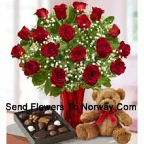 25 Rose rosse con alcune felci in un vaso di vetro, un grazioso peluche marrone e una scatola di cioccolatini importati