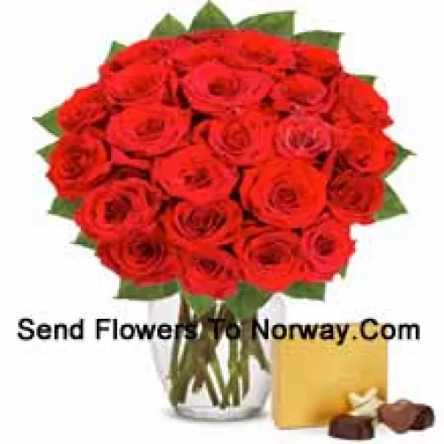 31 Roses Rouges avec quelques Fougères dans un Vase en Verre Accompagné d'une Boîte de Chocolats Importés