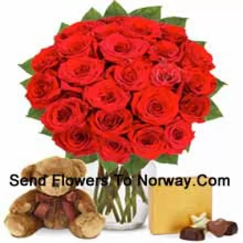 31 Roses Rouges avec des Fougères dans un Vase en Verre Accompagnées d'une Boîte de Chocolats Importés et d'un Mignon Ours en Peluche Marron de 12 Pouces de Hauteur