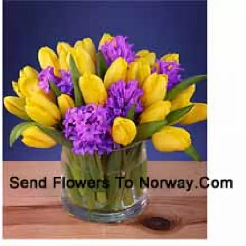 Tulipani gialli disposti bellissimamente in un vaso di vetro - Si prega di notare che in caso di non disponibilità di certi fiori stagionali gli stessi verranno sostituiti con altri fiori dello stesso valore