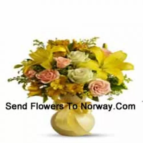 Roses oranges, roses blanches, gérberas jaunes et lys jaunes avec quelques fougères dans un vase en verre