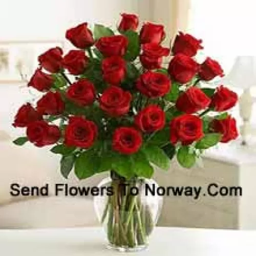 25 Roses Rouges Avec Quelques Fougères Dans un Vase en Verre