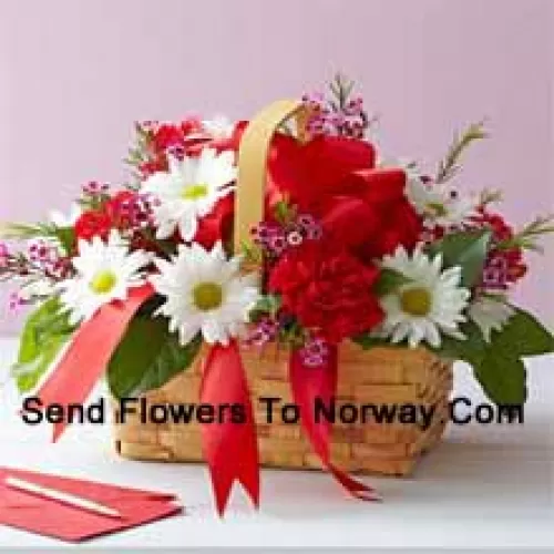 Un bel arrangement de gerberas blancs et de œillets rouges avec des garnitures saisonnières