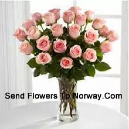 25 roses roses avec quelques fougères dans un vase