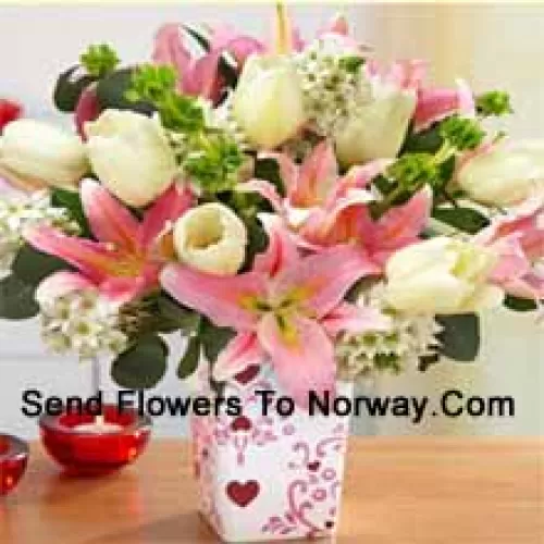 Lys roses et tulipes blanches avec des remplissages blancs assortis dans un vase en verre - Veuillez noter que en cas de non disponibilité de certaines fleurs saisonnières, les mêmes seront remplacées par d'autres fleurs de même valeur