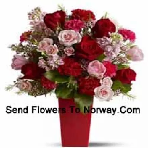 Rote Rosen, Rote Nelken und Rosa Rosen mit saisonalen Füllmaterialien in einer Glasvase - 25 Stiele und Füllmaterial