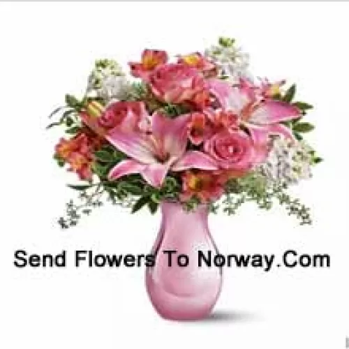 Rose rosa, gigli rosa e fiori bianchi assortiti con alcune felci in un vaso di vetro