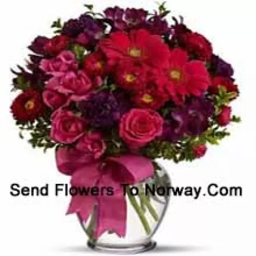 Rose rosa, gerbere rosse e altri fiori assortiti disposti in modo splendido in un vaso di vetro - 37 steli e riempitivi