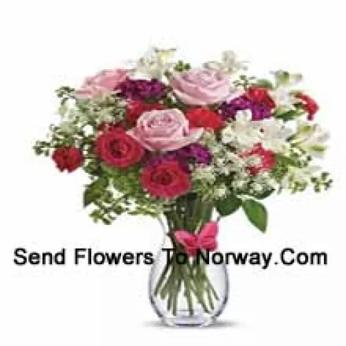 Roses rouges, roses roses, œillets rouges et autres fleurs assorties avec des remplisseurs dans un vase en verre - 25 tiges et remplisseurs