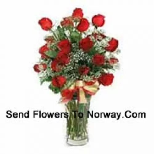 25 Roses Rouges avec des Fougères dans un Vase en Verre