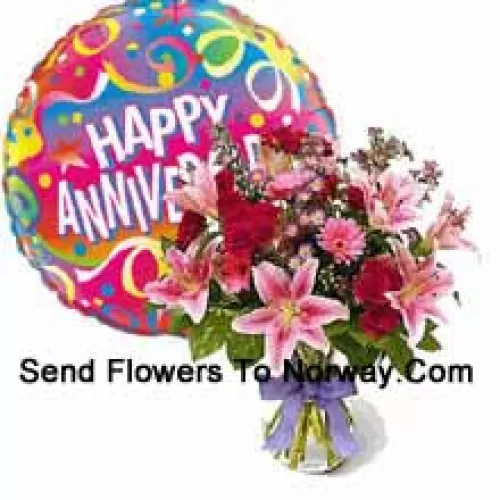 Fleurs assorties dans un vase avec un ballon d'anniversaire