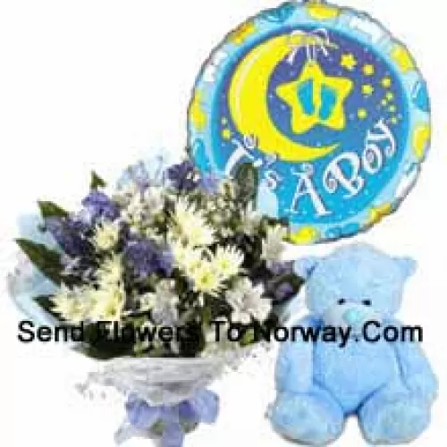 Bündel von verschiedenen Blumen, ein süßer Teddybär und ein Baby-Jungen-Ballon
