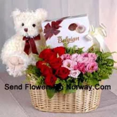 Korb mit roten und pinkfarbenen Rosen, eine Schachtel Schokolade und ein niedlicher Teddybär