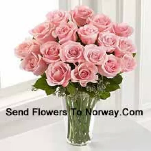 19 Roses Roses Avec Quelques Fougères Dans Un Vase