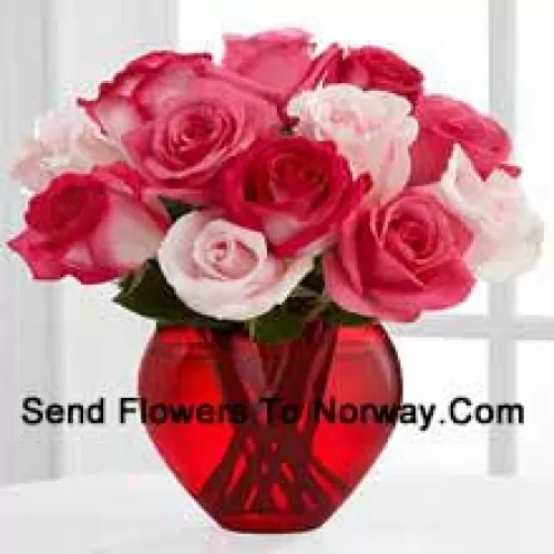 8 Roses Foncées Avec 5 Roses Roses Clair Dans un Vase en Verre